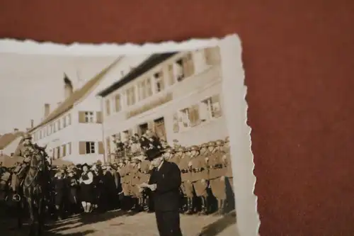 tolles altes Foto Soldat mit Pferd,  Mann zivil hält Ansprache - Gruppe Soldaten