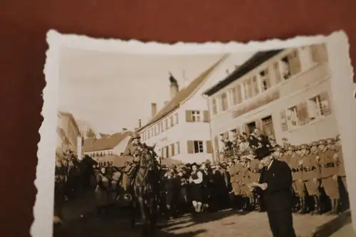 tolles altes Foto Soldat mit Pferd,  Mann zivil hält Ansprache - Gruppe Soldaten