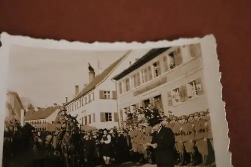 tolles altes Foto Soldat mit Pferd,  Mann zivil hält Ansprache - Gruppe Soldaten