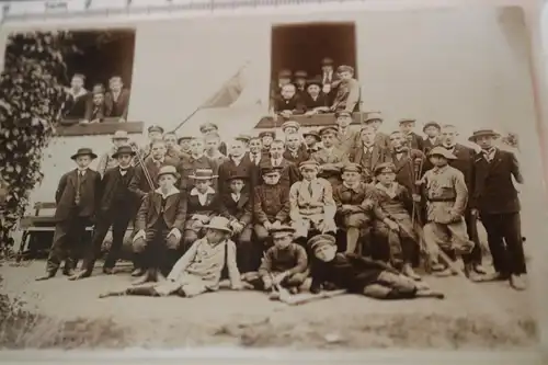 zwei tolle alte Fotos - Gruppe Schüler ?? Knaben mit Fahne und Stangen - 1910-20