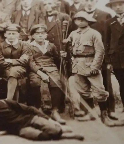 zwei tolle alte Fotos - Gruppe Schüler ?? Knaben mit Fahne und Stangen - 1910-20