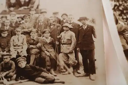 zwei tolle alte Fotos - Gruppe Schüler ?? Knaben mit Fahne und Stangen - 1910-20