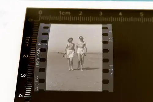 tolles altes Negativ - Frau und Mann am Strand - 30-50er Jahre 