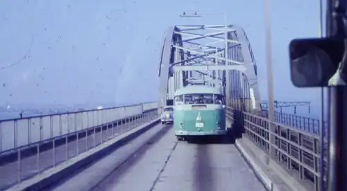 tolles altes Farb-Dia - Oldtimer Bus auf Brücke nach Dänemark  50-70er Jahre