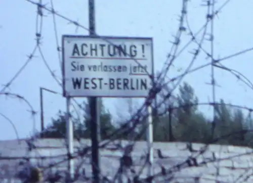 tolles altes Farb-Dia - Berlin - Achtungsschild sie verlassen Westberlin - 60er