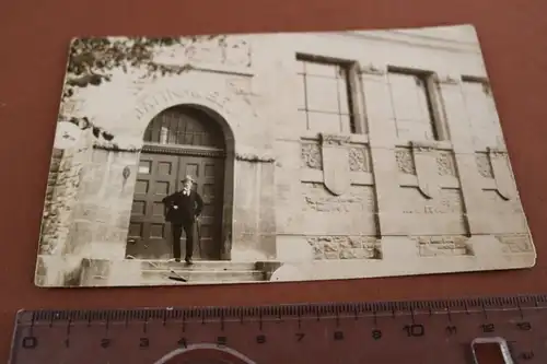 tolles altes Foto - Mann posiert vor dem Jahn-Museum 1920