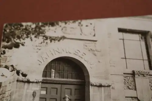 tolles altes Foto - Mann posiert vor dem Jahn-Museum 1920