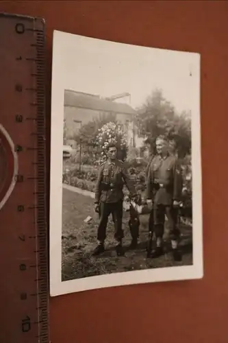 tolles altes Foto - zwei Soldaten einer mir grossem Fisch u. der Zweite mit Gewe