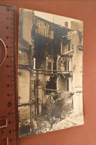 altes Foto -  zerstörte Häuserfront - Ort  ???
