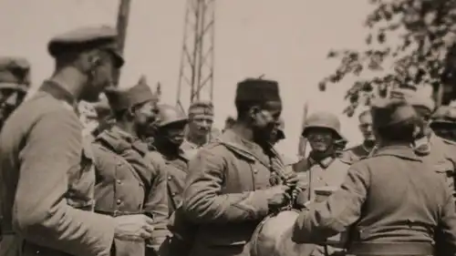 drei tolle alte Fotos - deutsche Soldaten mit französischen Gefangenen