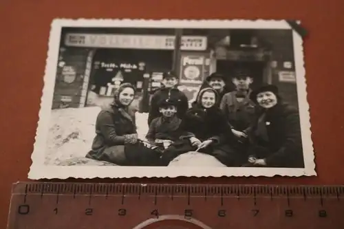 tolles altes Foto - Familie posiert vor Lebensmittelgeschäft Persil Werbung 30-5