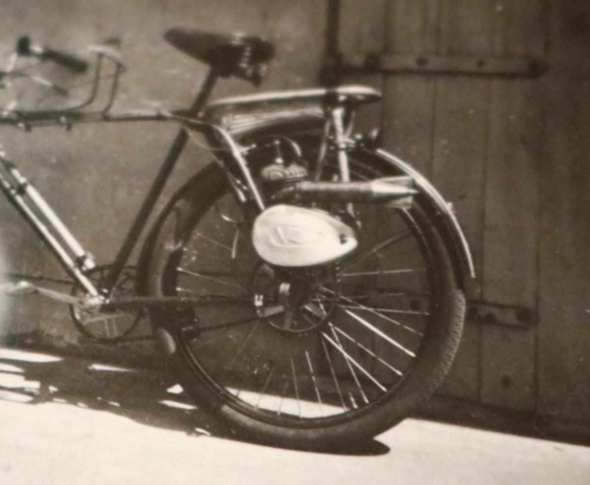 Tolles altes Foto Fahrrad mit Hilfsmotor Victoria