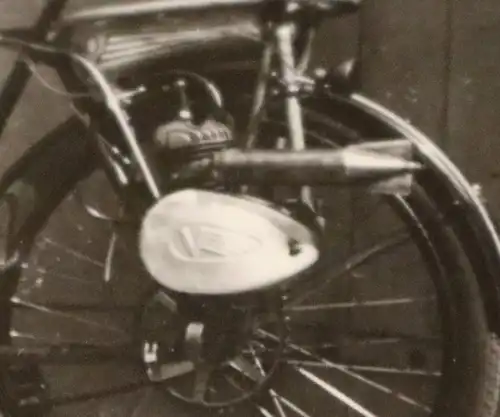 tolles altes Foto - Fahrrad mit Hilfsmotor - Victoria Vicky 1  1952