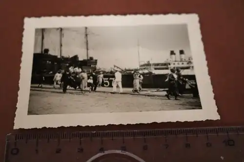 tolles altes Foto - Hafen - Kriegsschiffe - Reichsmarine ?  - Rostock ???