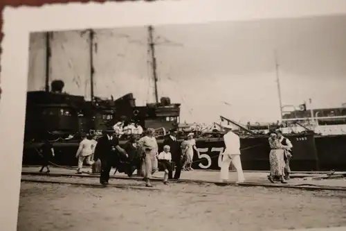 tolles altes Foto - Hafen - Kriegsschiffe - Reichsmarine ?  - Rostock ???