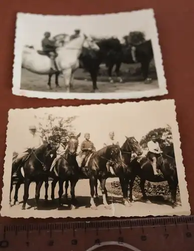 zwei tolle alte Fotos - Jungs und Männer auf Pferde - Reiten -  30-40er Jahre