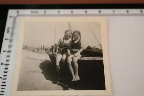 tolles altes Foto -  Mutter und Tochter posieren am Strand - 20-40er Jahre