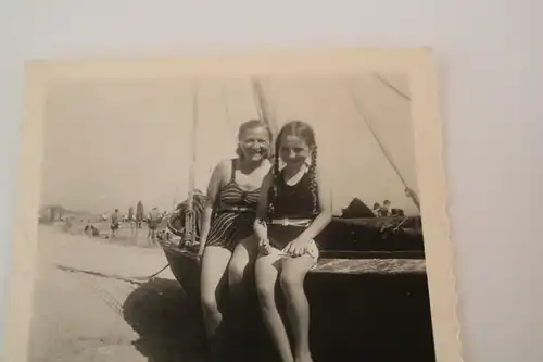 tolles altes Foto -  Mutter und Tochter posieren am Strand - 20-40er Jahre