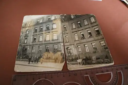zwei tolle alte Fotos - Häuserfront - Geschäft HInterm Bahnhof 20 - Ort ???