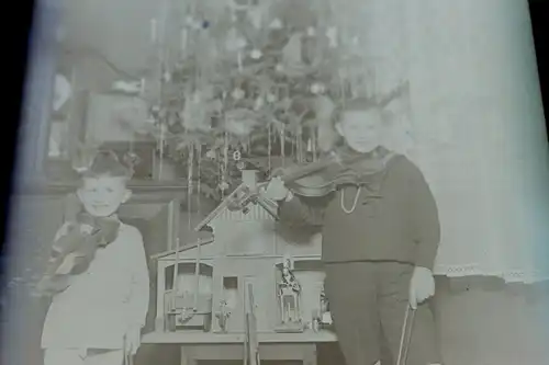 zwei tolle alte Glasnegative - Weihnachten Kinder mit Geige an Krippe 1900-1920?