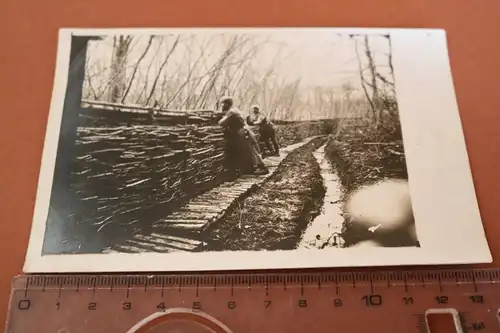 tolles altes Foto  Soldaten im  Schützengraben