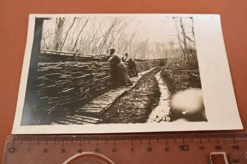 tolles altes Foto  Soldaten im  Schützengraben 