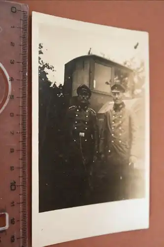 tolles altes Foto - zwei Soldaten - Fahrkolonne ?? Kragenspiegel Oldtimer