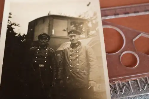 tolles altes Foto - zwei Soldaten - Fahrkolonne ?? Kragenspiegel Oldtimer