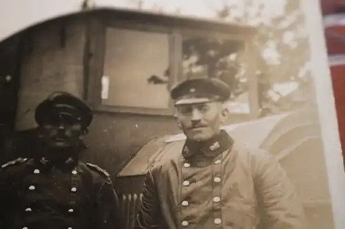 tolles altes Foto - zwei Soldaten - Fahrkolonne ?? Kragenspiegel Oldtimer