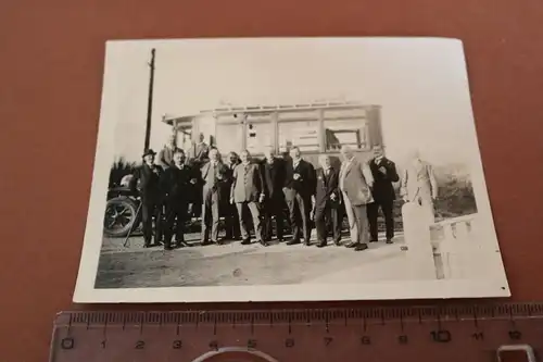 tolles altes Foto - Männer posieren vor Oldtimer Bus 1926