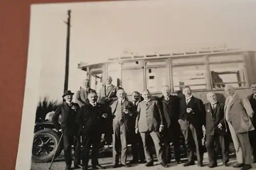 tolles altes Foto - Männer posieren vor Oldtimer Bus 1926