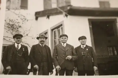 tolles altes Foto -  Männer vor Bergwirtschaft Propstei Petersberg 1936