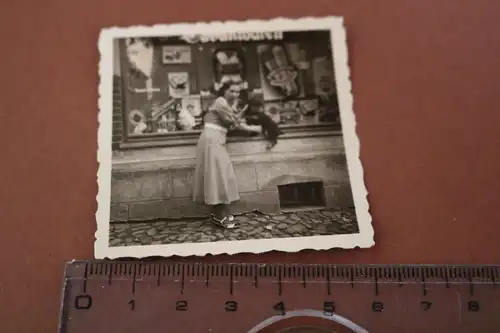 tolles altes Foto - Frau posiert vor Tabakwaren Geschäft  Werbung  30-40er Jahre