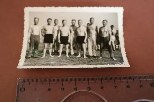 tolles altes Foto - Gruppe Männer in Badehosen - Soldaten ??