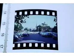 tolles altes Farb-Dia - Parkplatz Denkmal . viele Oldtimer - 50-60er Jahre 