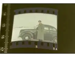 tolles altes Negativ Mann posiert mit seinem Oldtimer - 50-60er Jahre 