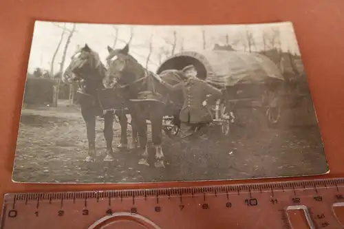tolles altes Foto - Soldat mit Pferdefuhrwerk