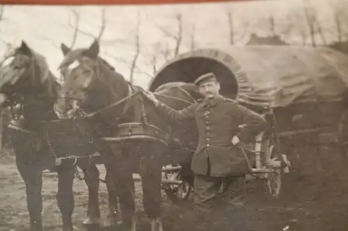 tolles altes Foto - Soldat mit Pferdefuhrwerk