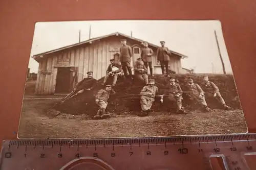 tolles altes Foto - Soldaten vor Hütte Deutsches Etappen Magazin E1 Kdo No.22