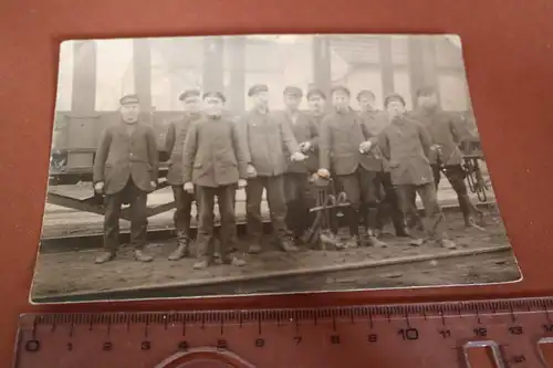  altes Foto - Gruppenfoto  Eisenbahner ? Eisenbahnarbeiter ? Waggons