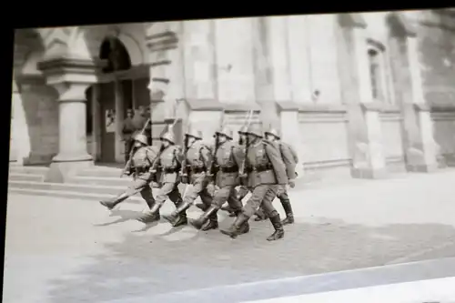 12 tolle alte Negative eines Soldaten, Wachmannschaft, Wachablösung