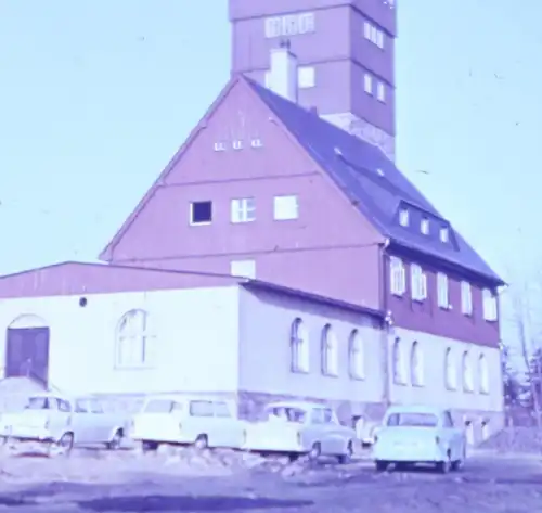 tolles altes Farbdia - 50-70er Jahre  Gebäude mit Turm - DDR