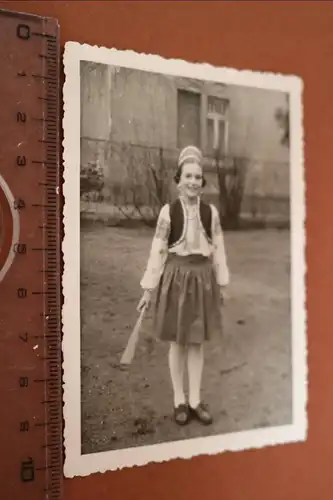 tolles altes Foto - junges Mädchen in Tracht - Fastnacht 1952