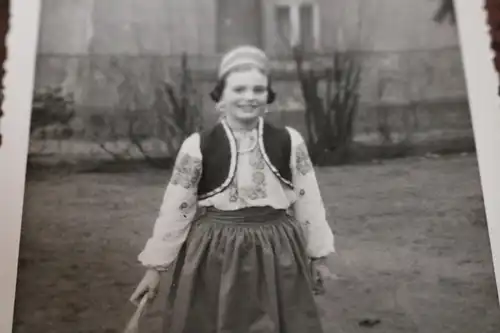 tolles altes Foto - junges Mädchen in Tracht - Fastnacht 1952