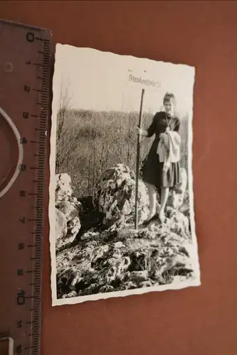 tolles altes Foto - junge Frau mit Wegweiser  Blankenstein - 50-60er Jahre