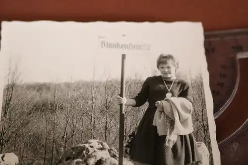 tolles altes Foto - junge Frau mit Wegweiser  Blankenstein - 50-60er Jahre