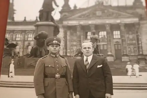 zwei tolle alte Fotos -  Portrait - Soldat mit Freund in Zivil