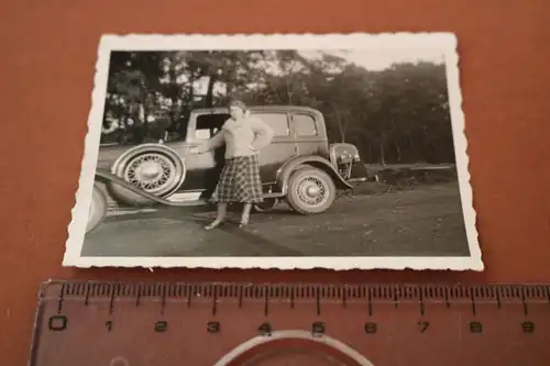 tolles altes Foto - Frau posiert an einem Oldtimer - Marke ? 30er Jahre ?