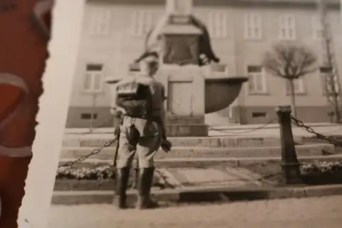 tolles altes Foto -  Jugen vor Ehrendenkmal - Ort ??  - 30-40er Jahre