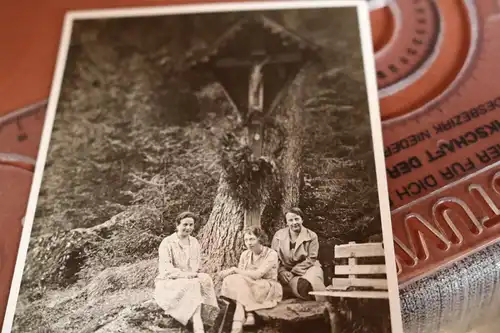 tolles altes Foto - drei Frauen sitzen unter einem Jesus-Kreuz - Ort ?? 30er Jah